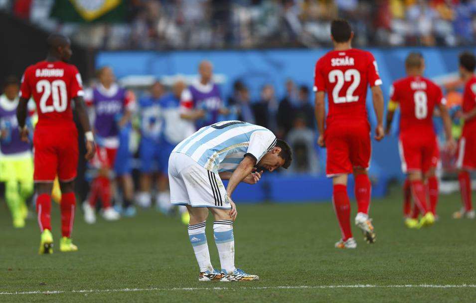 Mascherano si avvicina a Messi mentre Leo è piegato dalla stanchezza. Twitter